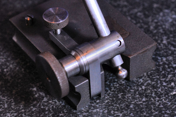photo of square comparator lower contact point